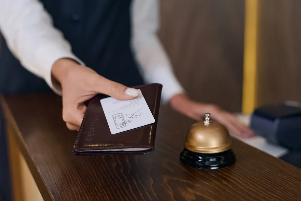 Foto de un Gerente entregando una de las tarjetas de proximidad de Bama