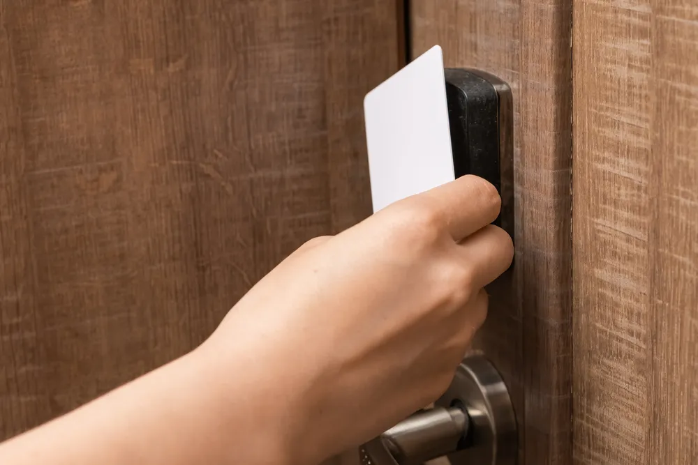 Foto de una Mujer usando una de las tarjetas RFID para entrar a su cuarto