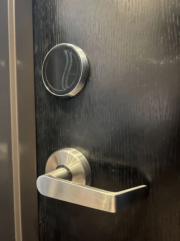 Foto de una cerradura de acceso para personal que brinda buen control de acceso para hoteles