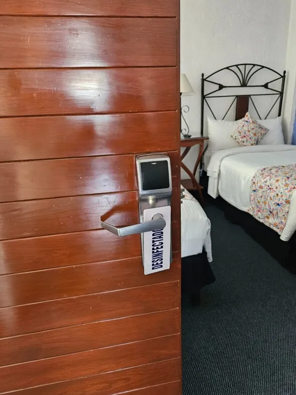 Fotografía de una cerradura de tecnología avanzada que forma parte del equipamiento hotelero de Bama