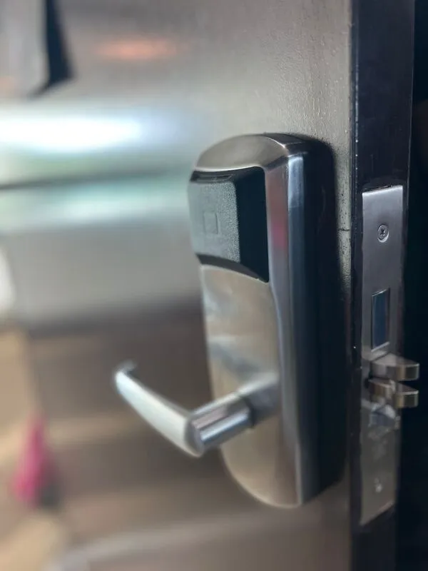 fotografía de una cerradura inteligente que se usa como control de acceso para hoteles y su equipo