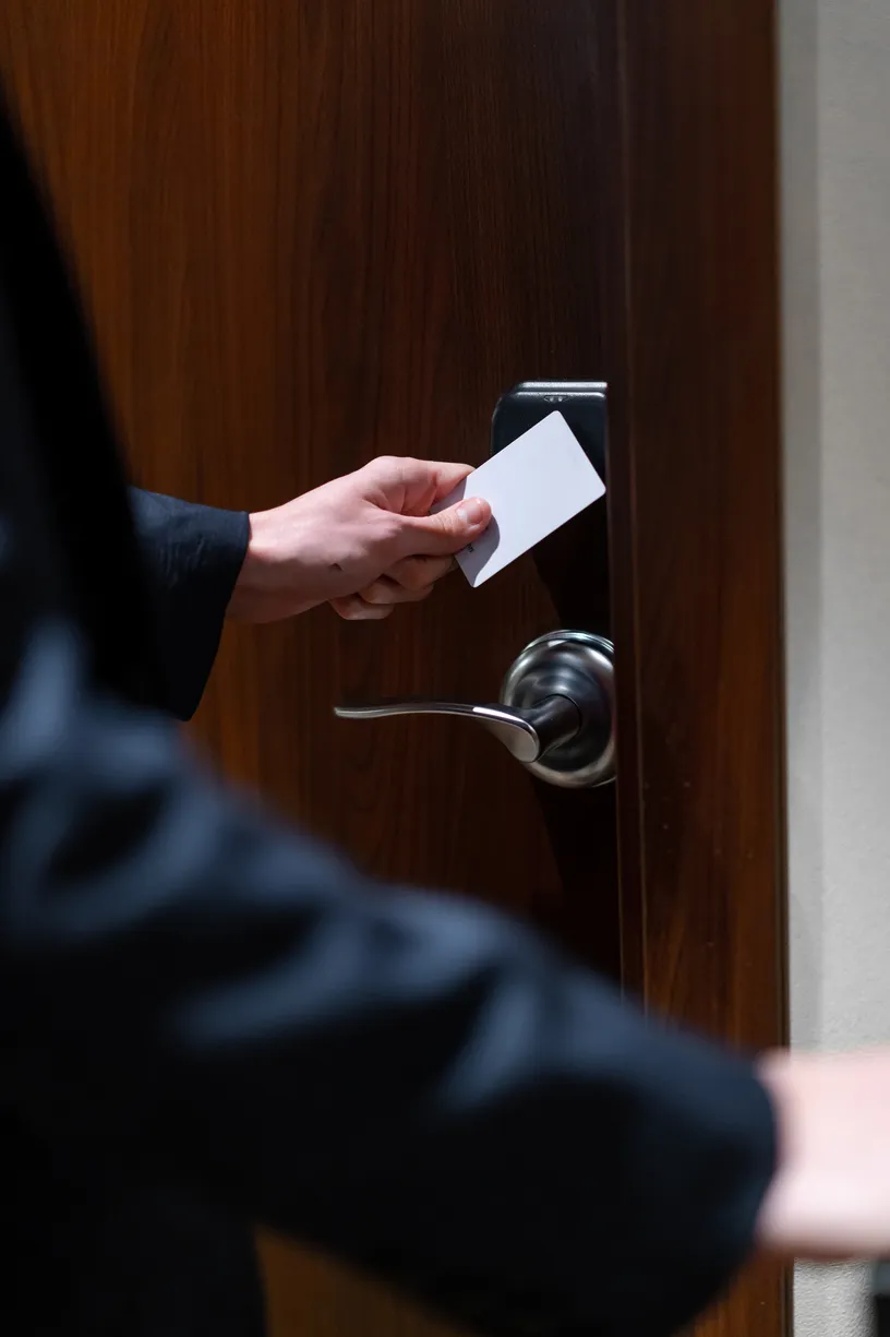 Puerta con cerradura electrónica que forma parte de la seguridad en hoteles modernos