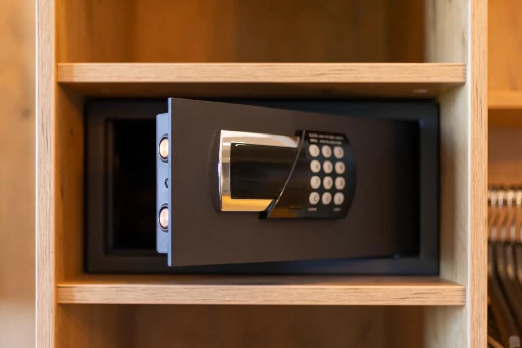 Imagen de una de las cajas de seguridad hoteleras en color negro abierta con fondo color negro