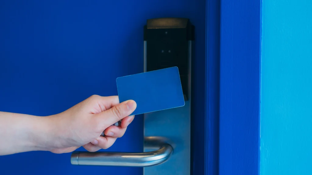 Fotografía de la mano de joven usando una de las tarjetas RFID en una cerradura de Soluciones Integrales Bama