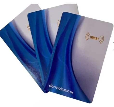 Imagen de tres tarjetas RFID Dormakaba utilizadas para optimizar el acceso en hoteles gracias a Bama.
