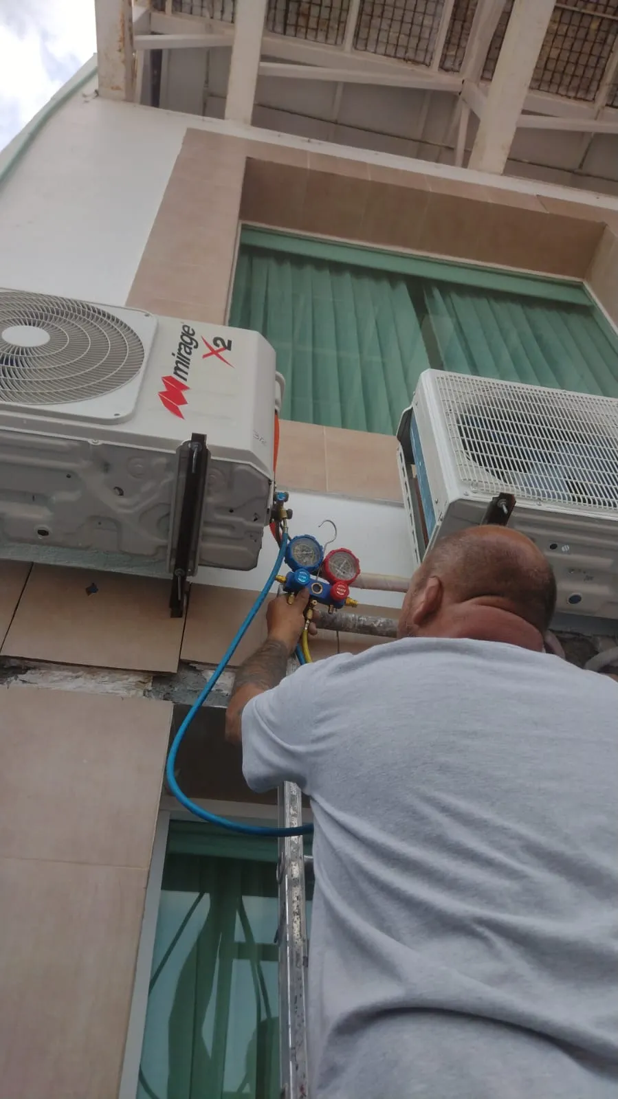 Foto de un especialista de Soluciones Integrales Bama que sabe cómo se instala un minisplit en un hotel