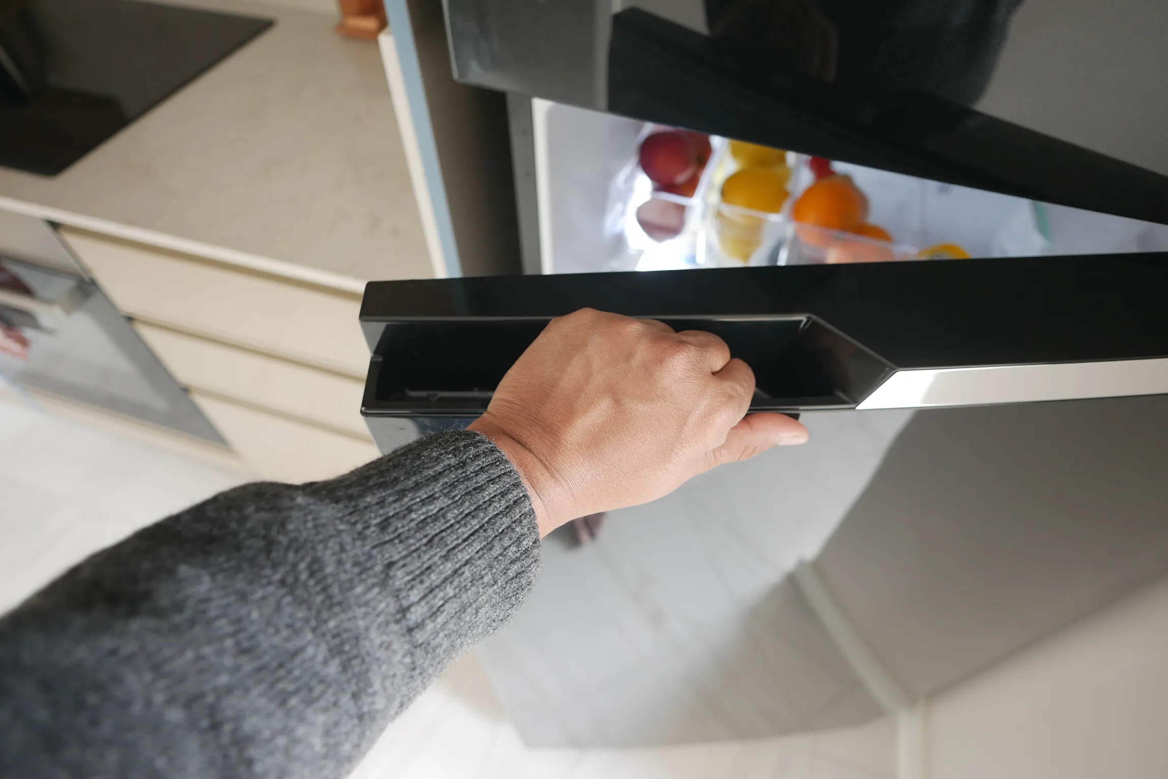 Frigobar negro con puertas de cristal